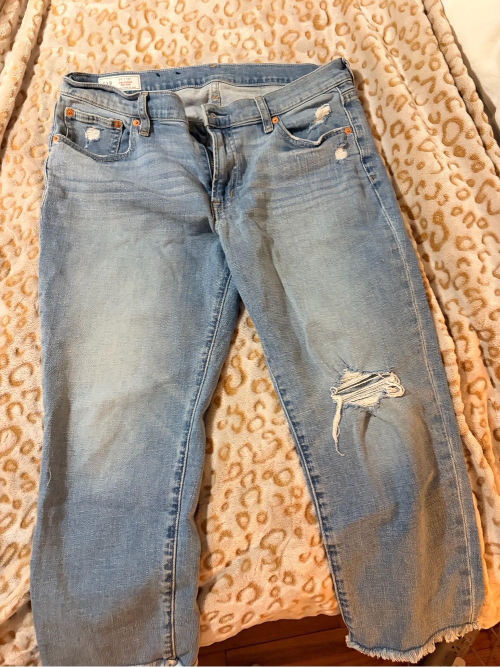 GAP Women's Light Wash Distressed girlfriend mid rise size 10 petite Jeans